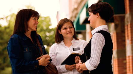 Sister missionaries teaching a woman