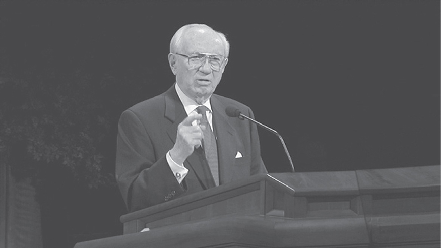 President Gordon B. Hinckley teaching from the conference pulipt