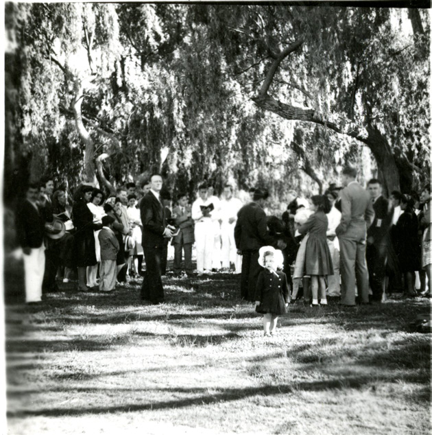 Baptisms (left) and baptismal service (right) in La Plata, Argentina, on March 22, 1947. Courtesy of CHL.