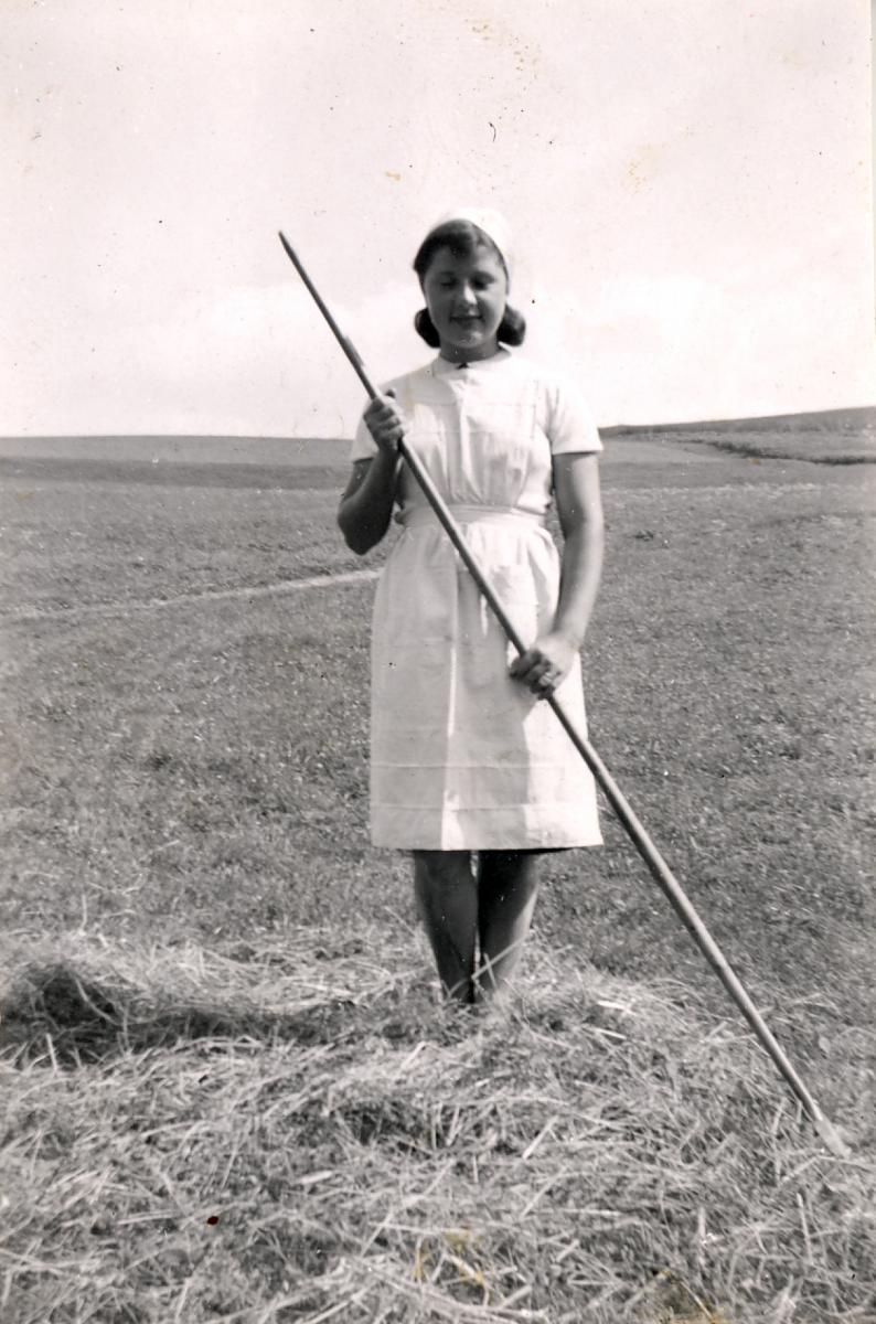 Maria Gangien in white dress on farm