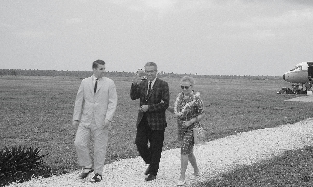 President John H. Groberg greeting President and Sister N. Eldon Tanner at the airport. Courtesy of Jerry Dobson.