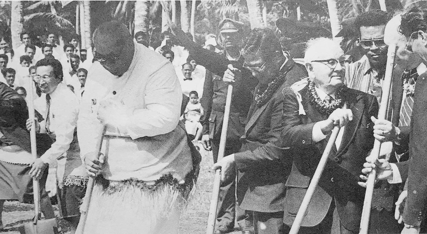 President Spencer W. Kimball and His Majesty King Taufa‘ahau Tupou IV at the groundbreaking of the temple. Courtesy of Kakolosi Kioa Tu‘ione.