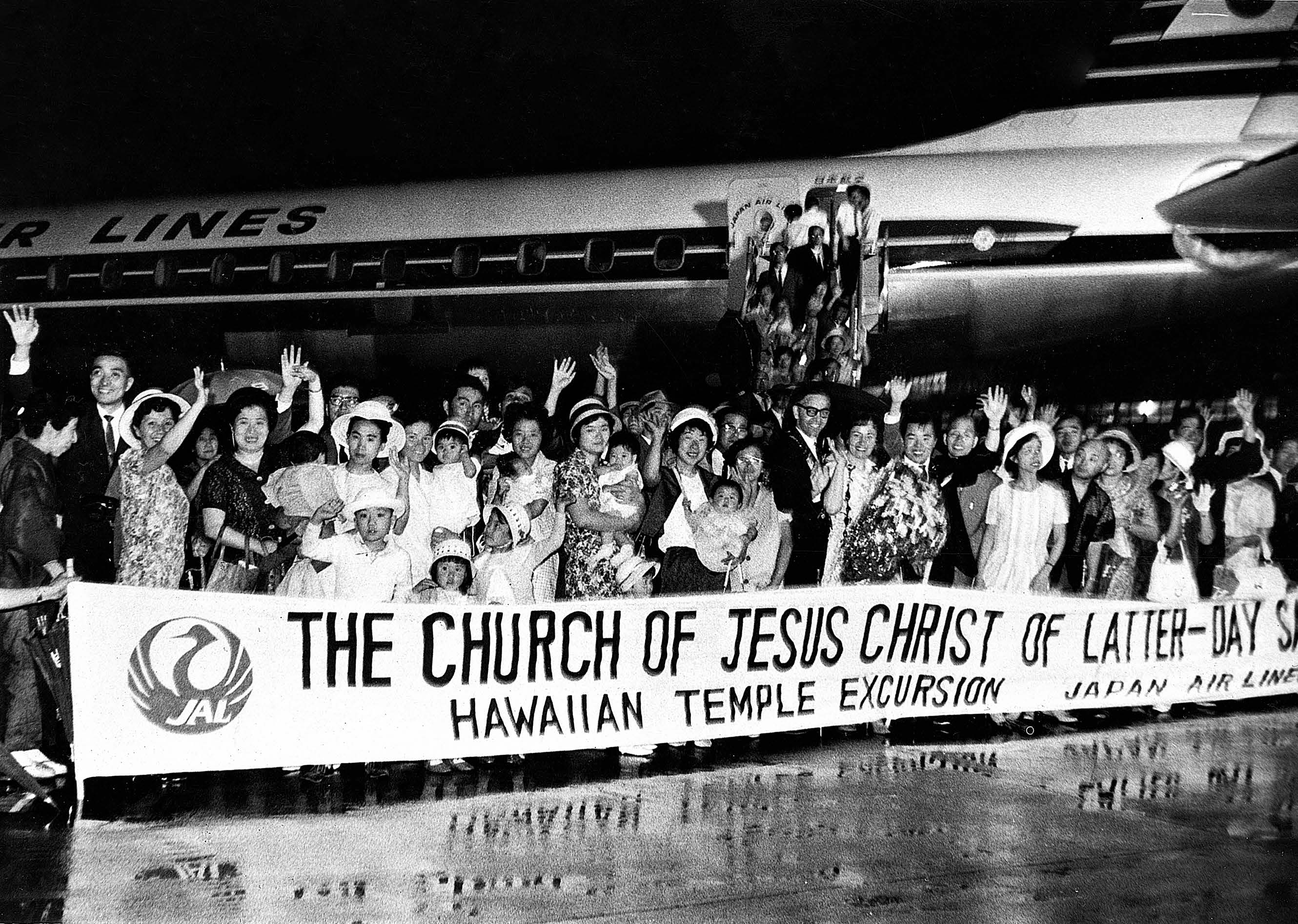 The Japanese Saints landed in Honolulu on 22 July 1965. “The arrival and reception of our saints in Hawaii was breathtaking,” recalled mission president Dwayne Andersen. Courtesy of Masahisa Watabe.