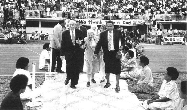 President Gordon B. Hinckley with his wife, Marjorie Hinckley, at a conference in Fiji