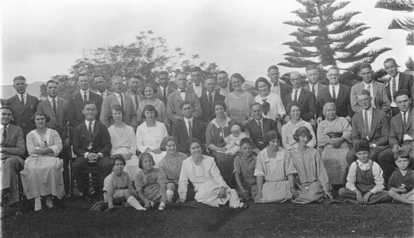 Photo of Tsune Nachie with Hawaiian missionaries and members