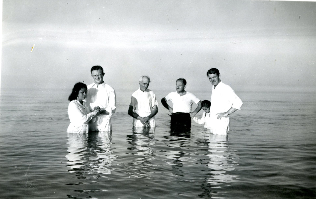 Baptisms (left) and baptismal service (right) in La Plata, Argentina, on March 22, 1947. Courtesy of CHL.