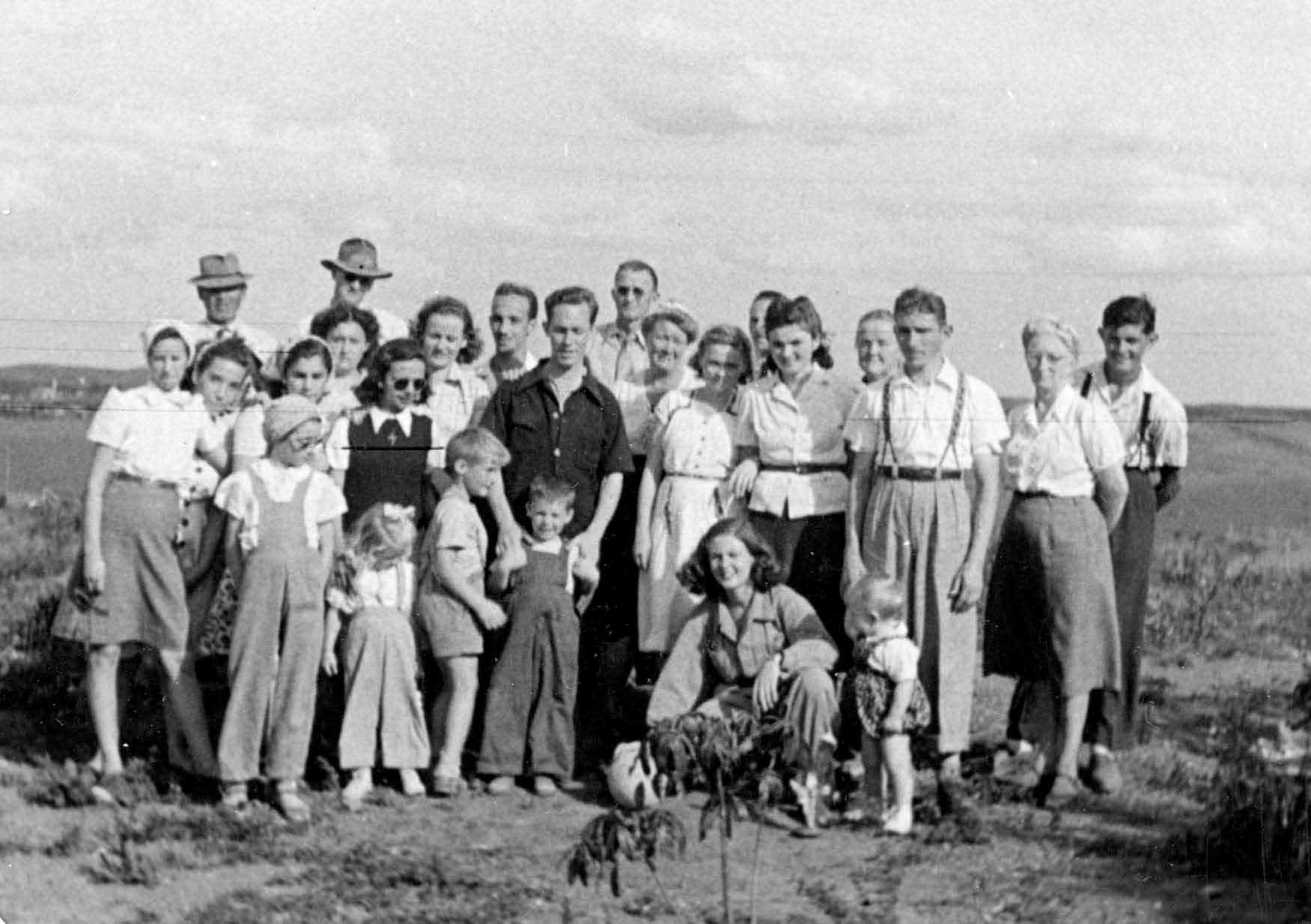 São Paulo Branch picnic, 1946. Courtesy of CHL.