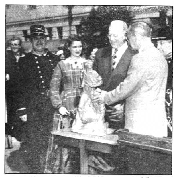 Governors Earl Warren and J. Bracken Lee admire gold discovery statue with sculptor Avard Fairbanks