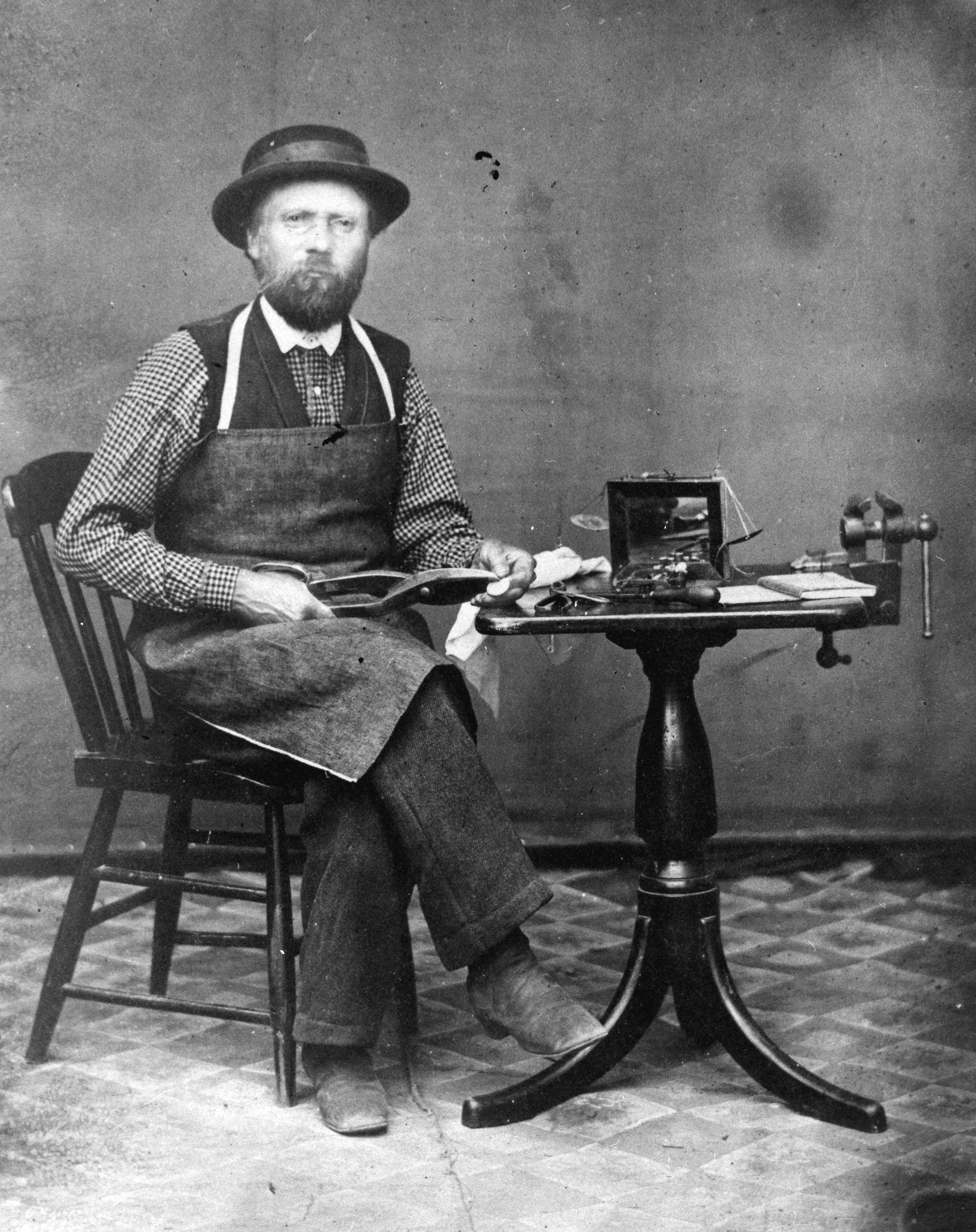 Guðmundur Guðmundsson goldsmithing while living in Utah. Courtesy of the Geslison family