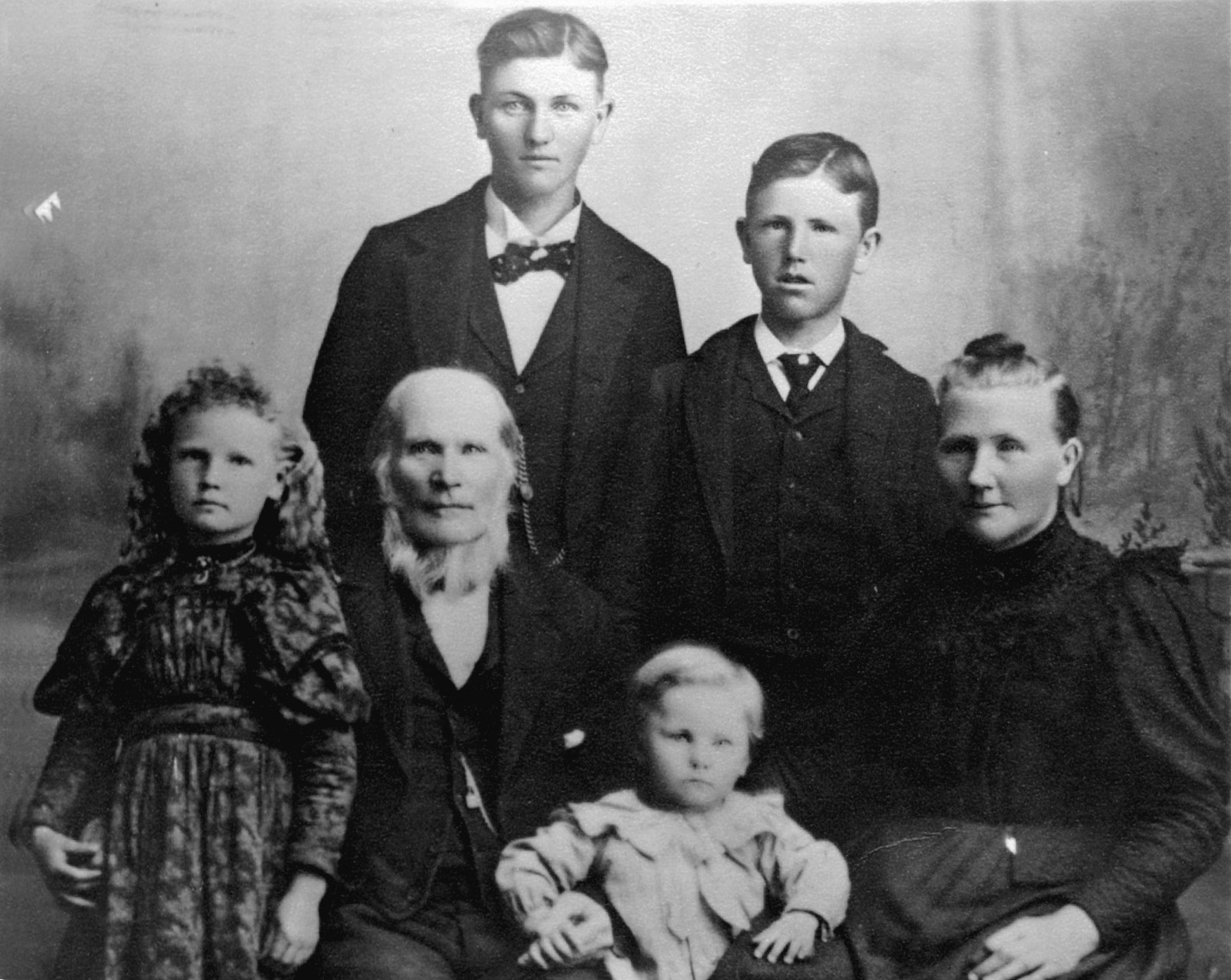 Jón Jónsson and his family. He was the first person to  translate the book of 1 Nephi into Icelandic. Courtesy of  Frances Hatch, great-granddaughter of Jón Jónsson.