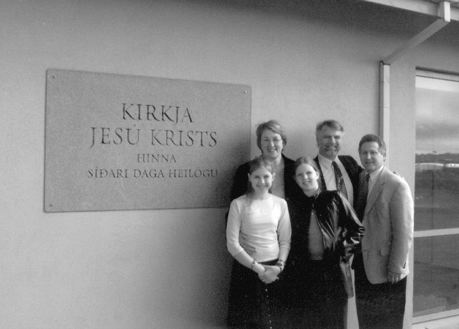 Right to left, Fred E. Woods with members of the Sigurðsson family: Guðmundur Sigurðsson, Regína Ösp Guðmundsdóttir, Valgerður Knútsdóttir, and Rebekka Rán Guðmundsdóttir.  Courtesy of Fred E.Woods