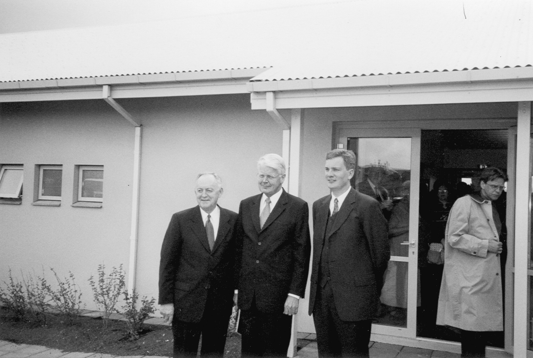 Elder Wm. Rolfe Kerr, President Ólafur Ragnar Grímsson, and President Ólafur Einarsson at the dedication of the first Latter-day Saint Icelandic chapel on July 4, 2000. Courtesy of David A. Ashby