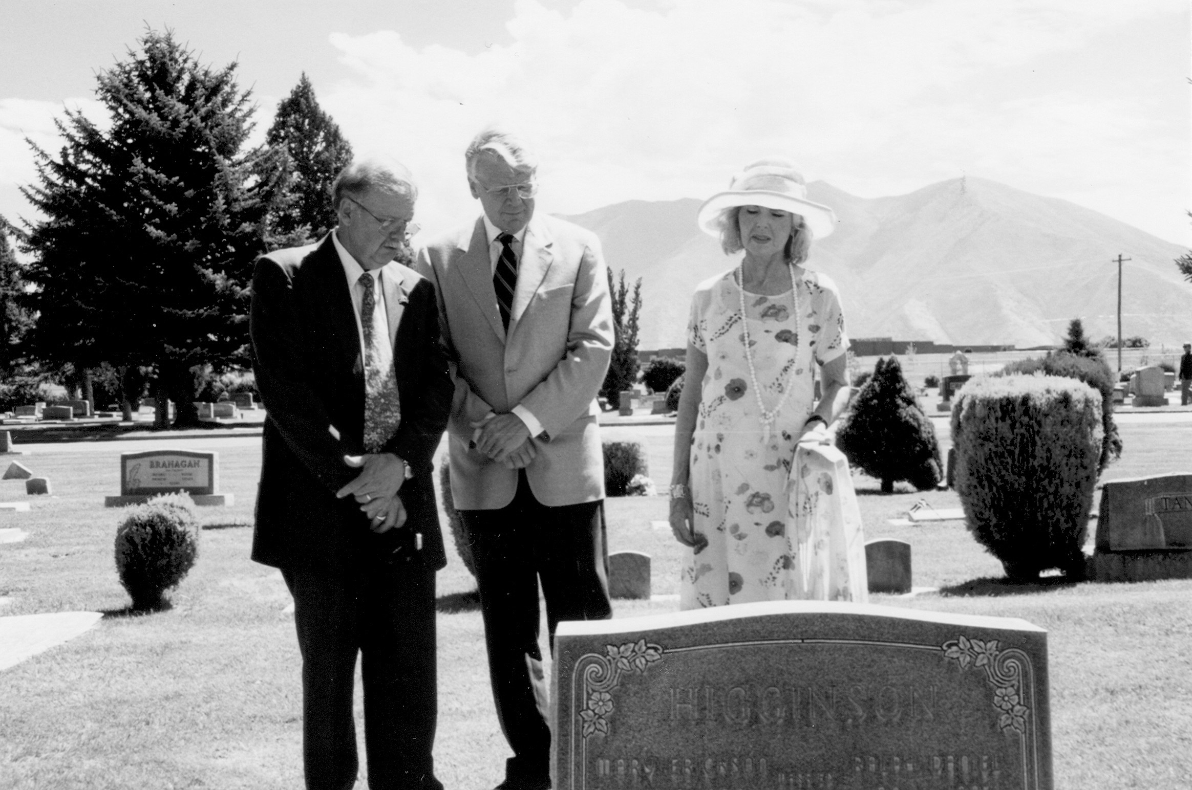 David A. Ashby, President Ólafur Ragnar Grímsson, and Guðrun Katrin Þorbergsdóttir at the Spanish Fork Cemetery looking at a grave of an early Icelandic immigrant, 1997. Courtesy of David A. Ashby