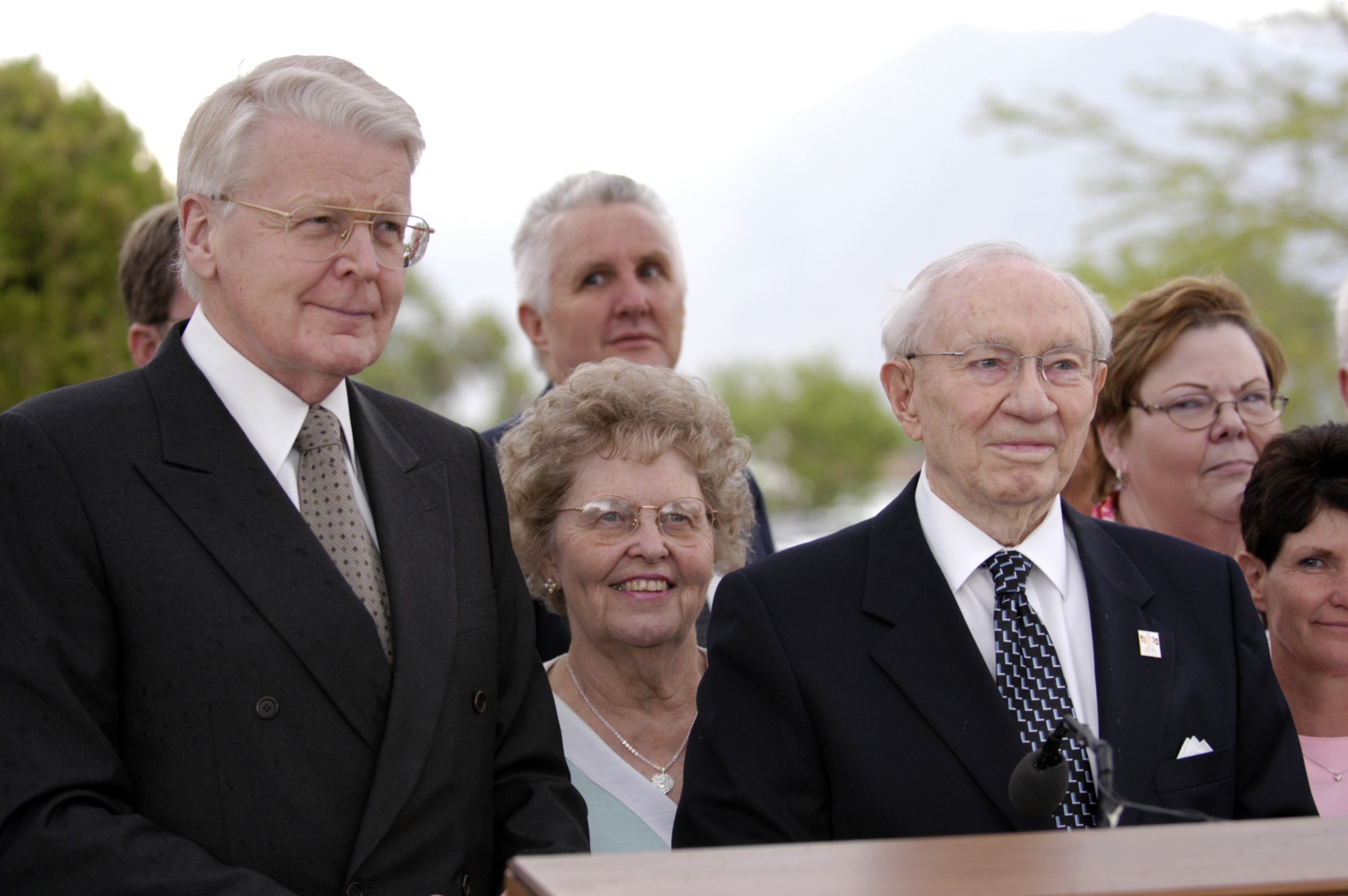 President Grimsson and President Hinckley standing together at thesesquicentennial commemoration