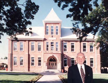 President Gordon B. Hinckley at Academia Juárez. Courtesy John Hart.