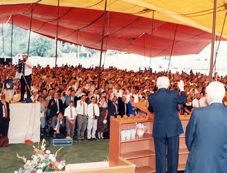 President Gordon B. Hinckley addressing Saints at a fireside, June 5, 1997, during which time he suggested the possibility of a temple in the colonies. Courtesy of John Hart.