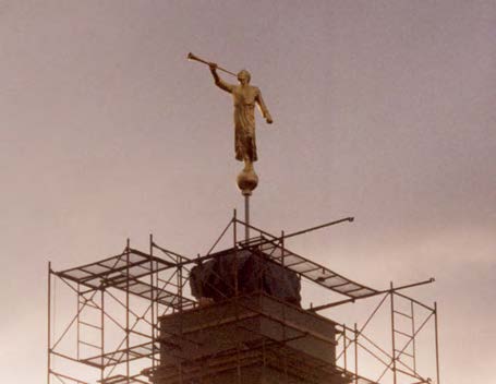 Thursday, December 17, 1998, the day the angel Moroni was placed on the tower, marked a significant milestone in the temple’s construction.