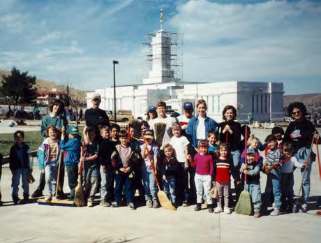 Above: Landscaping makes progress around the temple, January 30, 1999. Courtesy of Marvin Longhurst. Below: Primary children from Colonia Dublán helped sweep the parking lot.