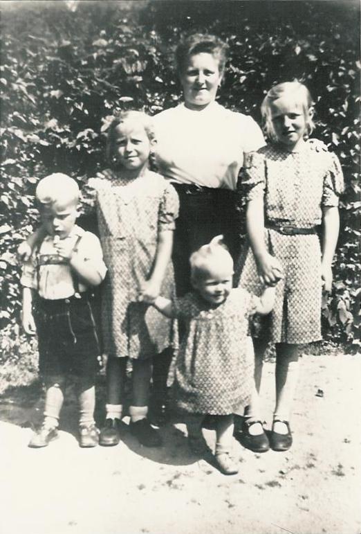 Mom with three daughters and son