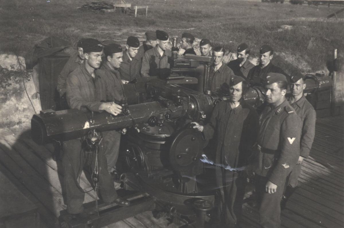 Erhard Wagner’s unit receiving artillery instruction in Potsdam