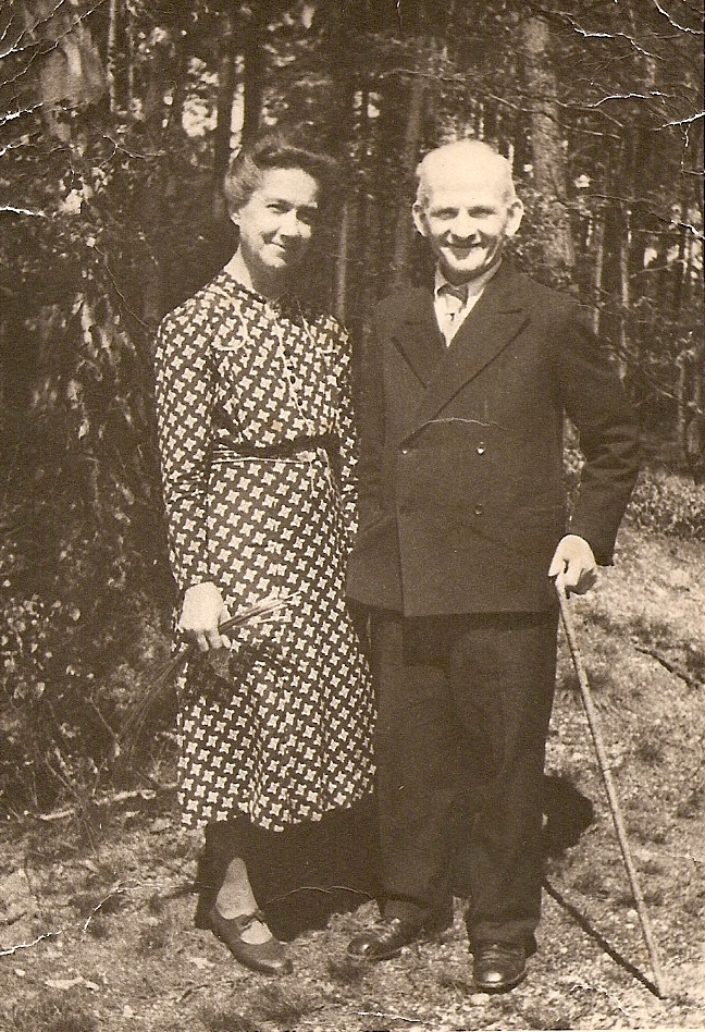 Bruno and Johanna Fischer outside