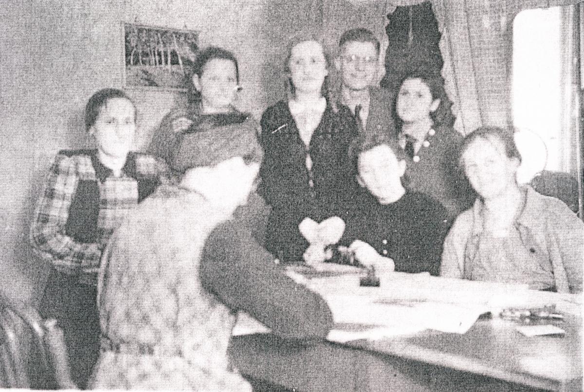 The Görlitz genealogical research group around table
