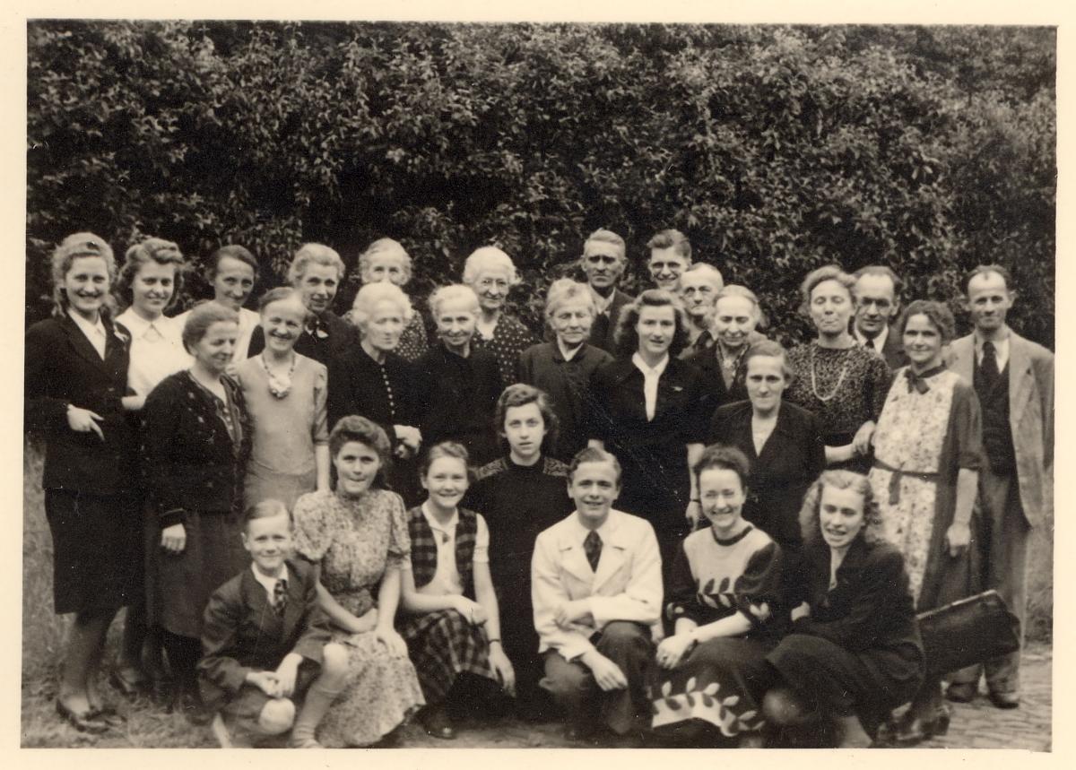 Members of the Görlitz Branch posing outside