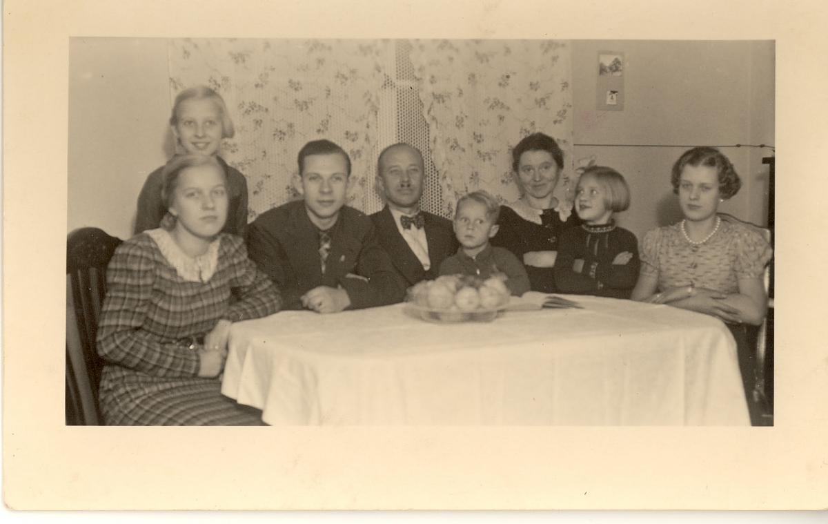The family of district president Max Freimann around table