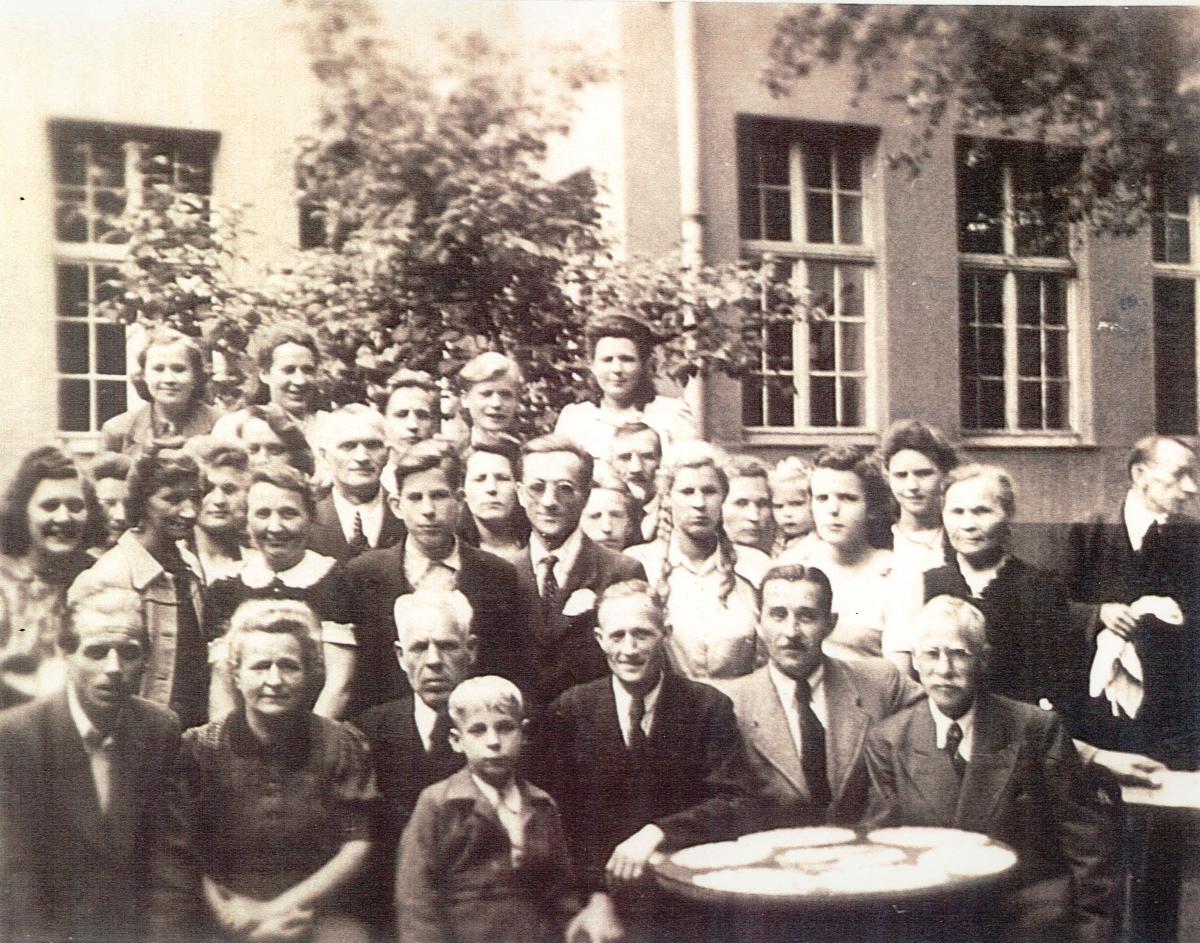 Survivors of the branches of the Schneidemühl District gathered outside