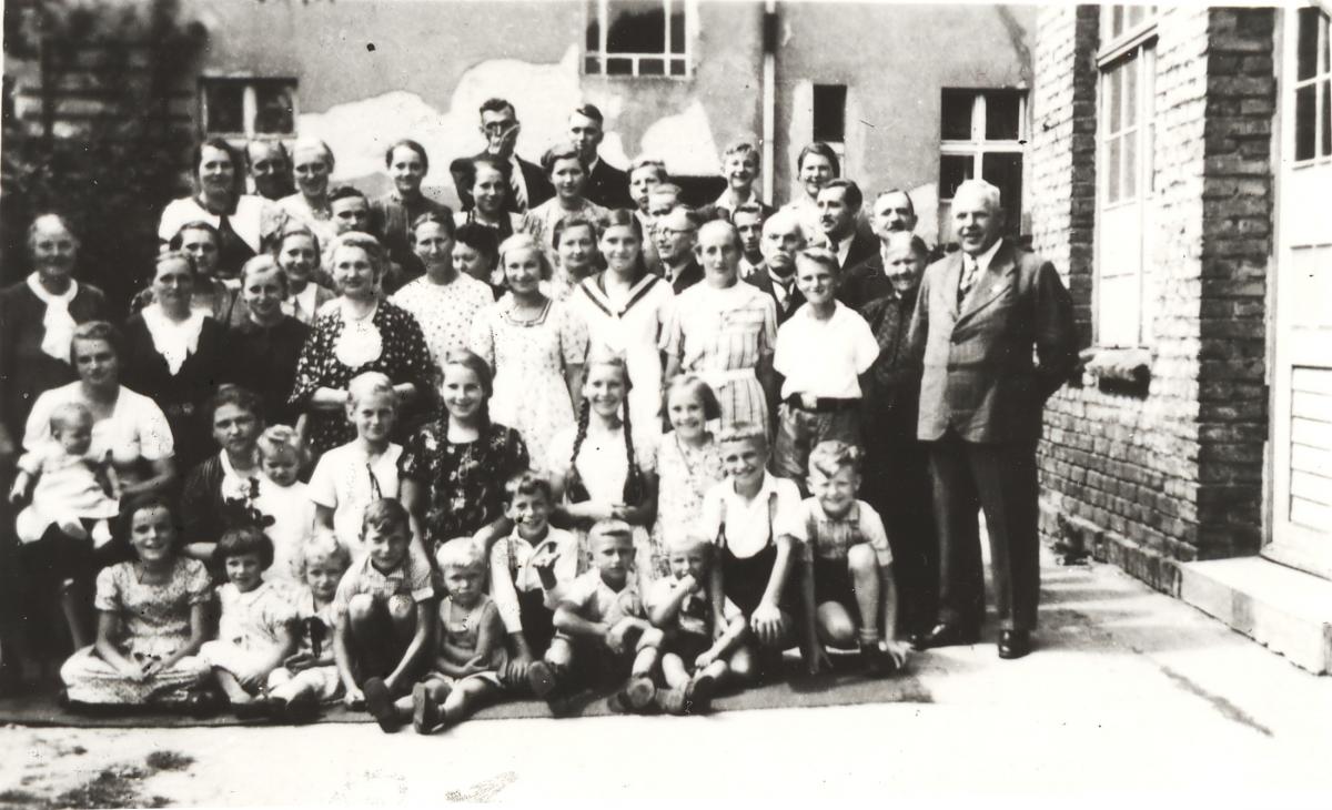 Members of the Schneidemühl Branch in courtyard