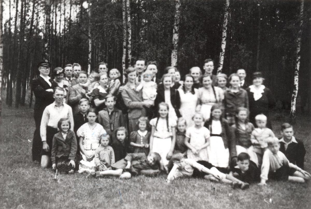 Members of the Schneidemühl Branch during a picnic in a nearby forest