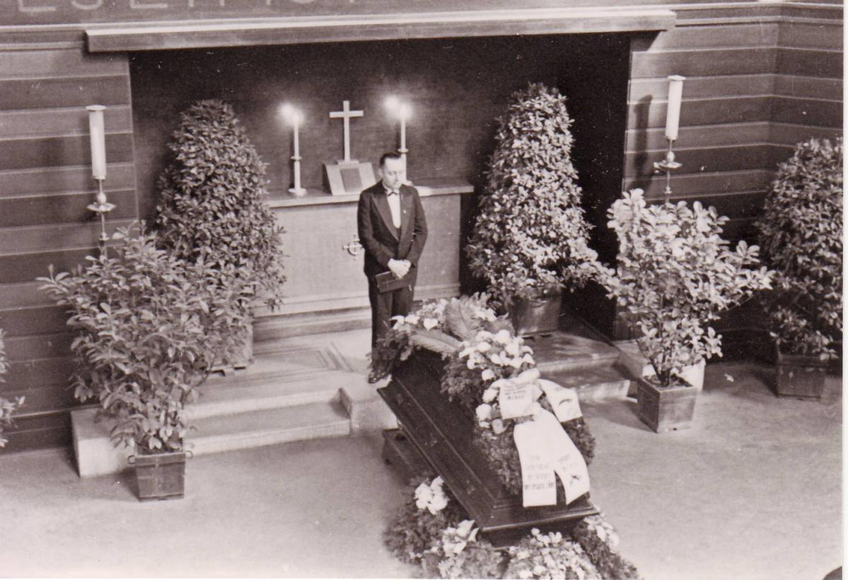 Helmut Plath conducting funeral