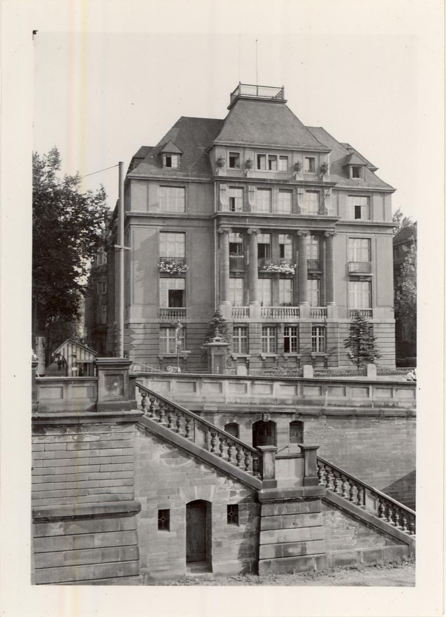 Fig. 2. The new home of the West German Mission office at Schaumainkai 41 in Frankfurt. The entrance was on the west side (right). The stairs in front of the building lead down to a promenade along the Main River. (G. Blake)