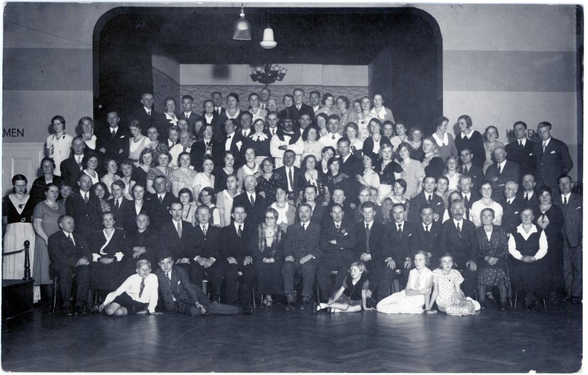Fig. 2. Attendees at a district conference in Bielefeld in the early war years. (E. Schmitz Michaelis)