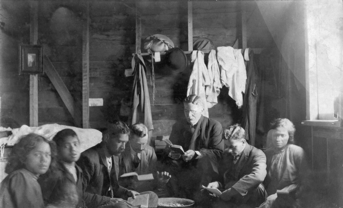 Orson D. Romney reading with missionaries in New Zealand, 1912