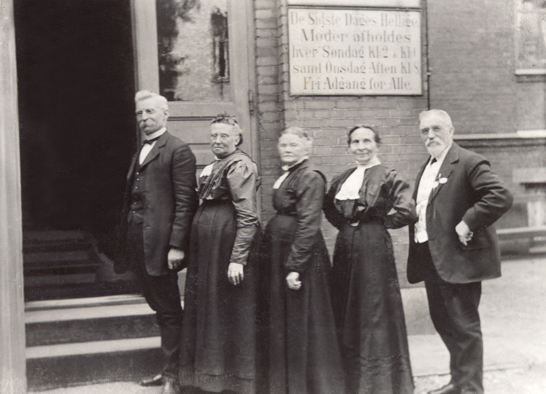 Andrew Jenson and Oluf J. Anderson in front of the Scandinavian Mission headquarters