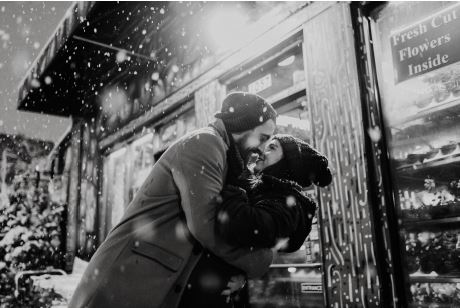 couple kissing in the snow