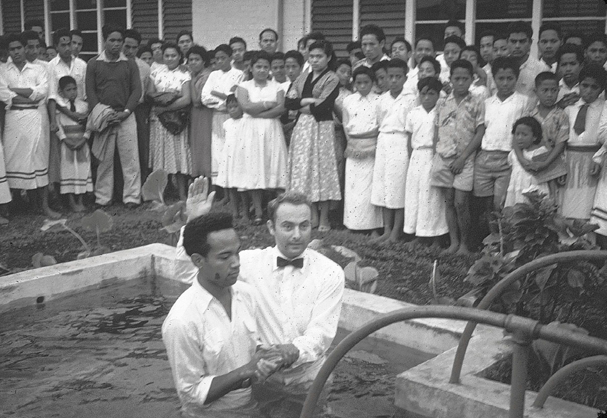 Reed Garfield baptizing Sione Ma‘afu Lasike at Liahona College. Courtesy of Lorraine Morton Ashton.