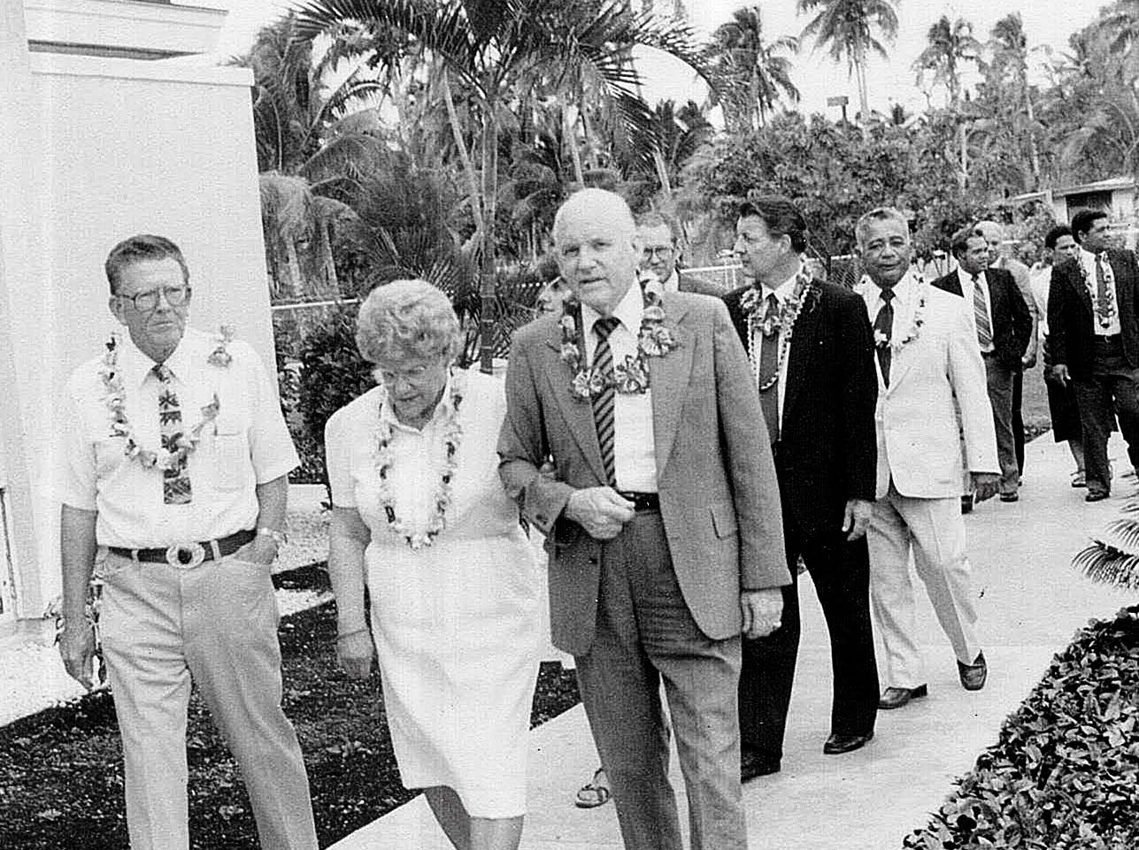 Elder Howard W. Hunter and others at the dedication of the Nuku‘alofa Tonga Temple. Courtesy of Kakolosi Kioa Tu‘ione.