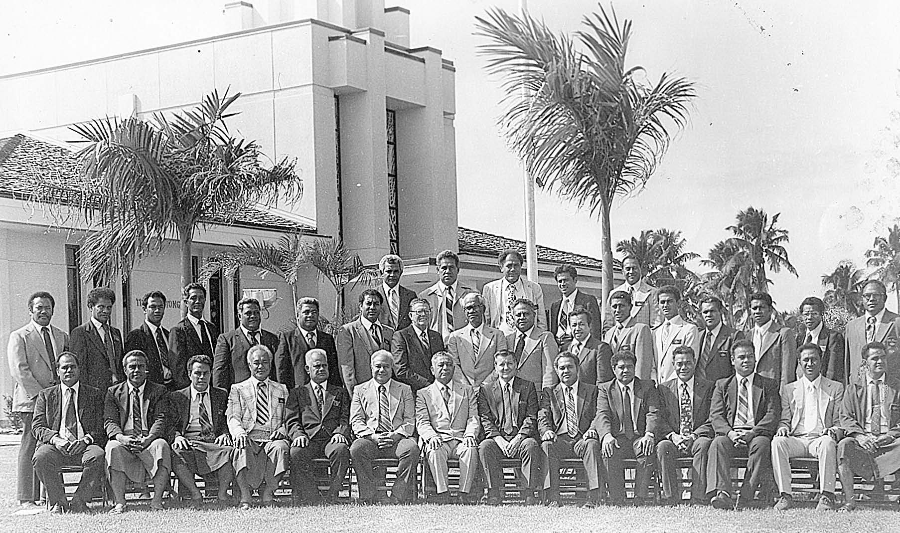 vElder John Groberg and ecclesiastical leaders at the time of the temple dedication. Courtesy of Kakolosi Kioa Tu‘ione