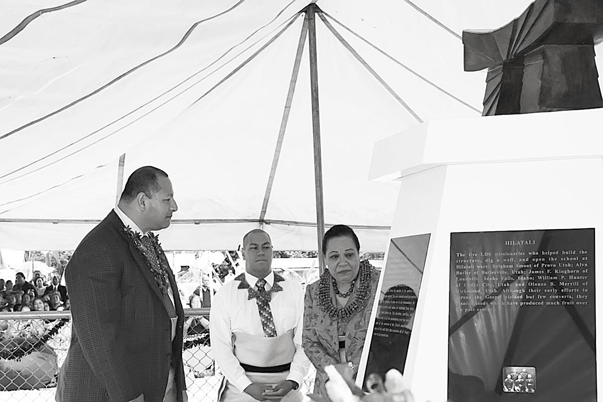 His Majesty King Tupou VI and Queen Nanasipau‘u with their son, Prince ‘Ata, admire the monument unveiled at Hilatali in Mu‘a. Kenneth Mays.