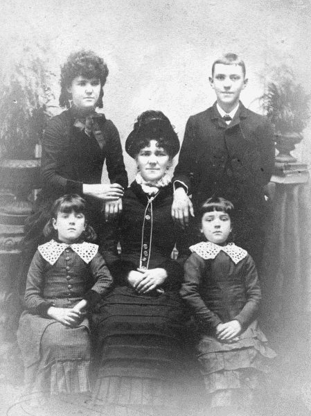 Louisa Gulbrandsen Cross with her children.