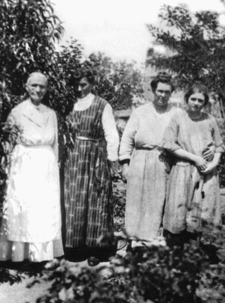 Lucy Jane DeWitt Eagar with her mother, daughter, and granddaughter.