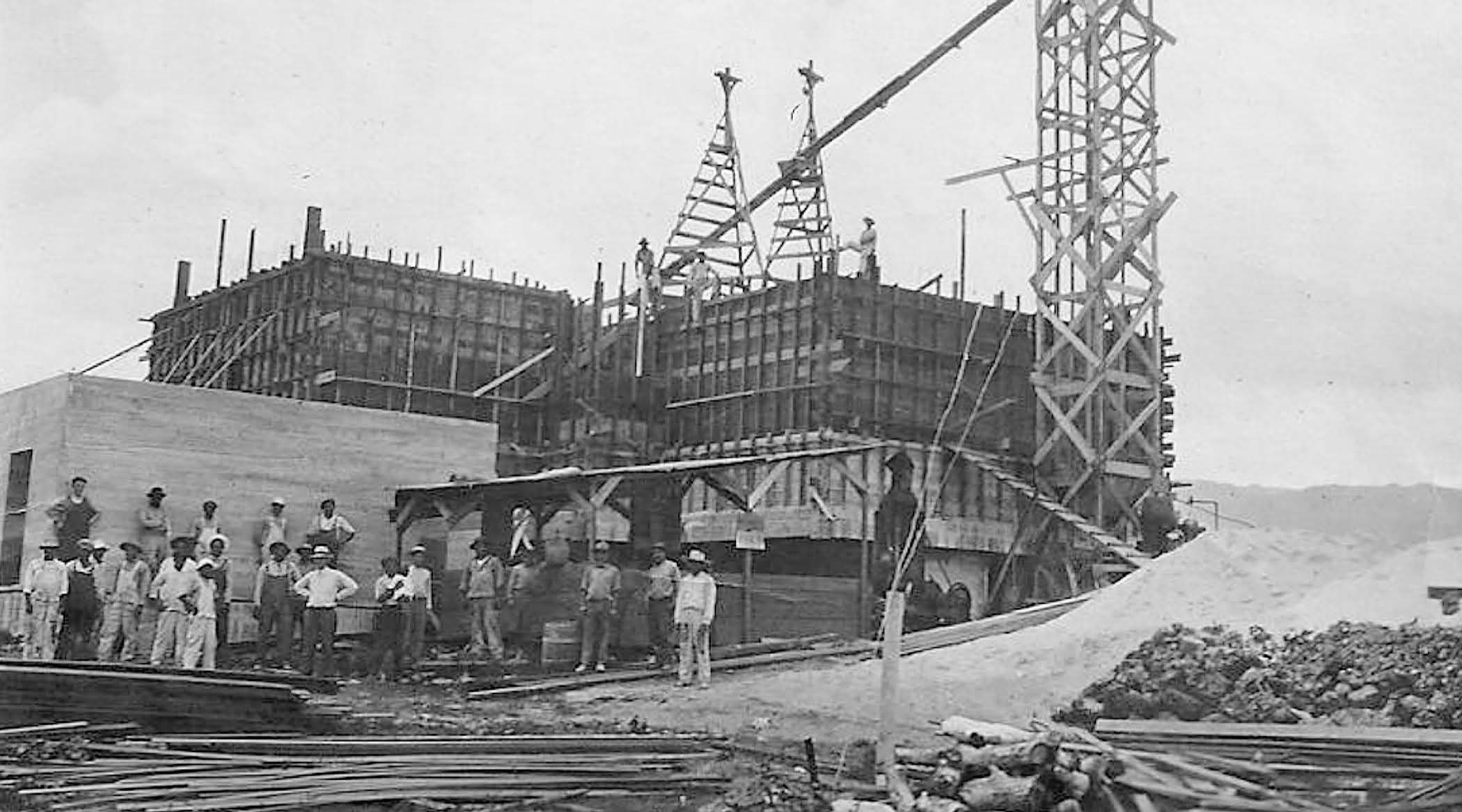 Temple under construction in 1916. Laborers on the temple site were mainly Native Hawaiian members. Courtesy of BYU– Hawaii Archives.