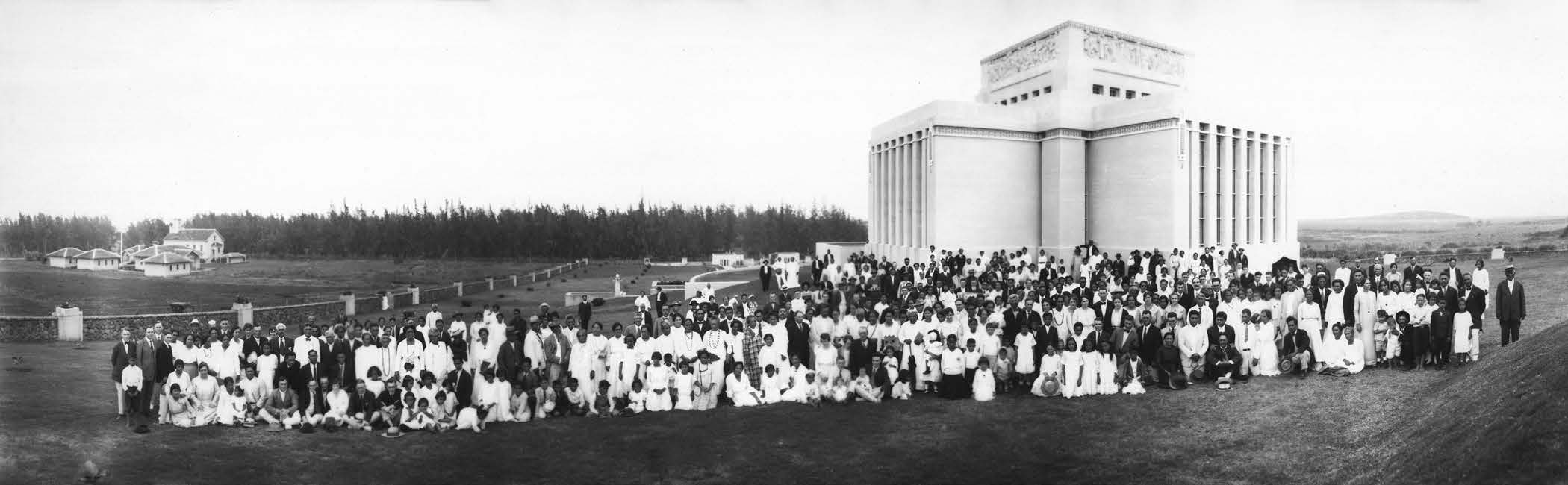 Gathering of Hawaiian Saints at the temple on 11 June 1920. Courtesy of Hawaii State Archives.