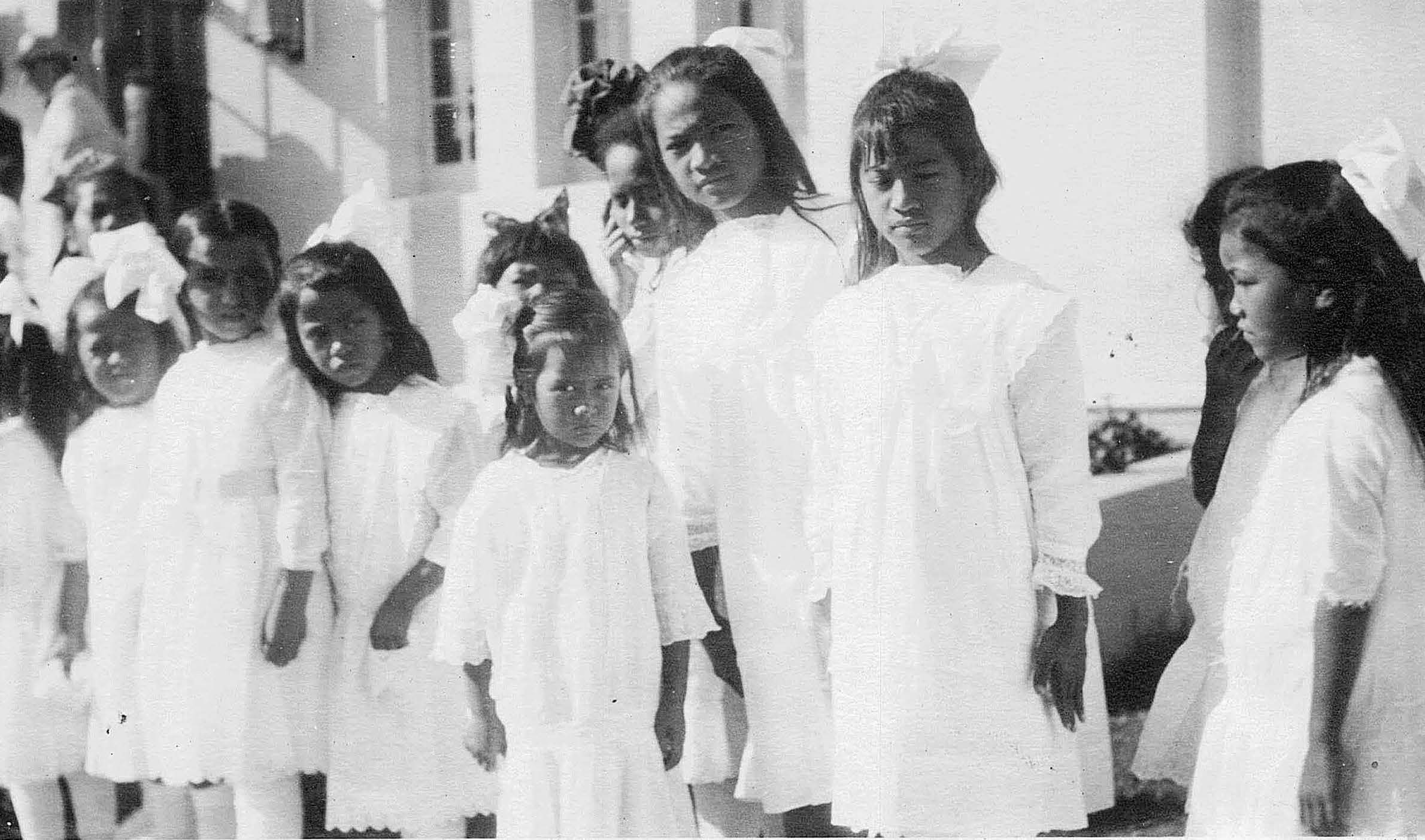 Line outside the temple for the Sunday morning dedicatory session, which was conducted entirely for the benefit of Primary-age children. Courtesy of Charles Ray Killian family.