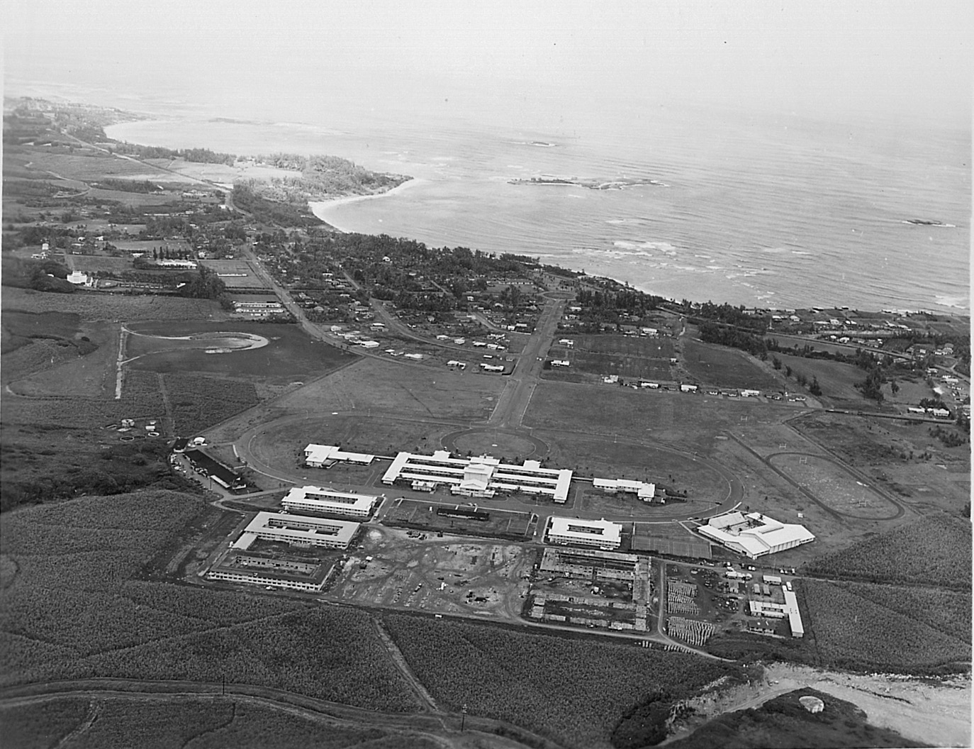 Of the union of the two main roads added in the 1950s—Hale Laʻa extending from the temple (upper left) and Kulanui extending from the college—school president John S. Tanner said, “May these houses of learning and of light also remain linked spiritually.” Courtesy of BYU–Hawaii Archives.