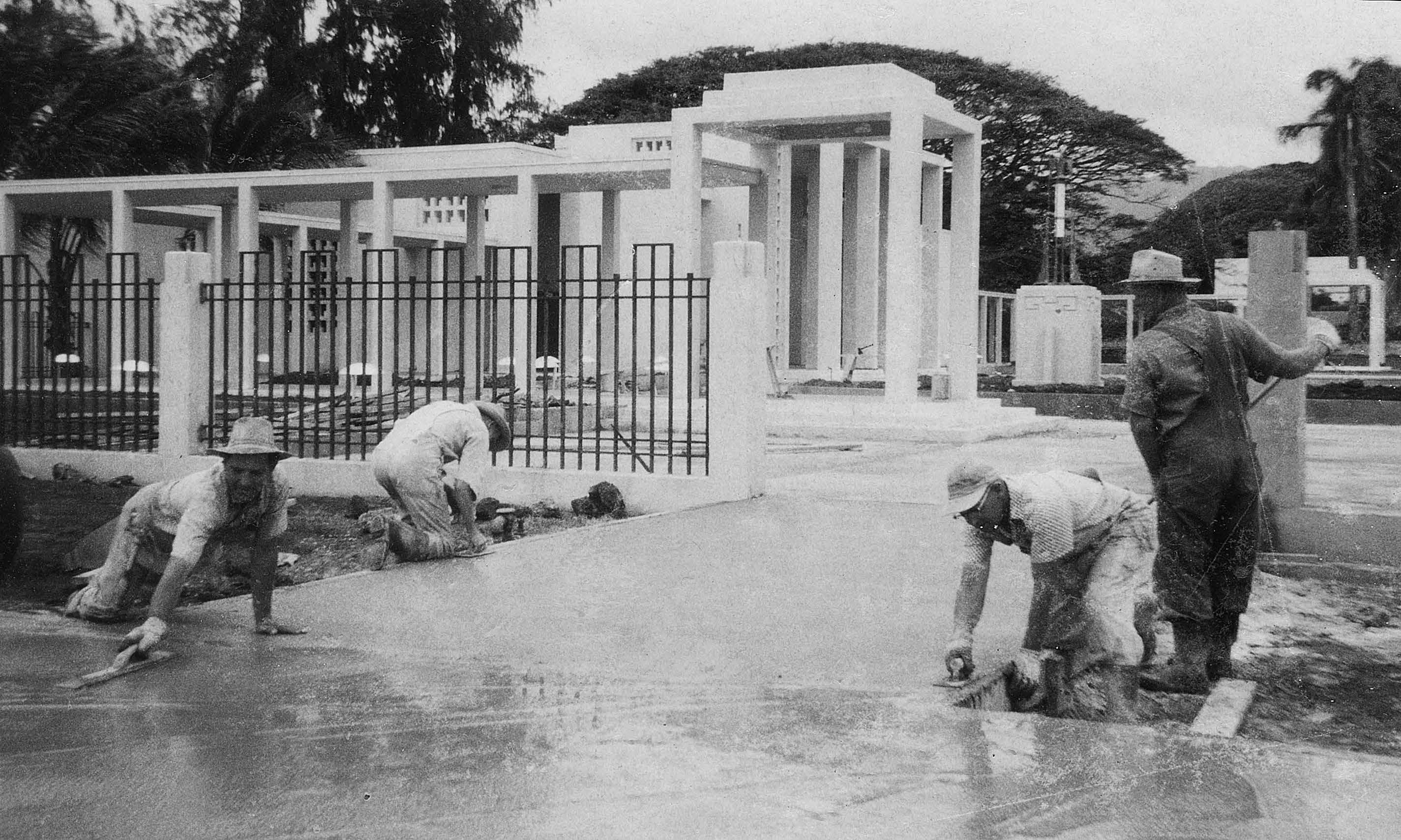 Building missionaries constructing the temple’s new Bureau of Information. Courtesy of BYU– Hawaii Archives.