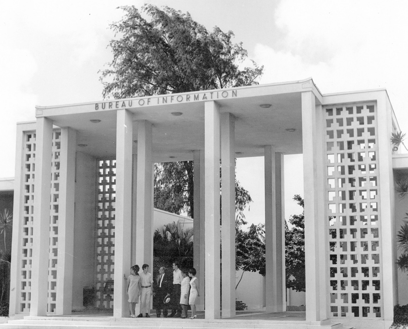 The new Bureau of Information was increasingly called the visitors’ center, a moniker that eventually became the official name. View of north courtyard. Courtesy of BYU–Hawaii Archives.