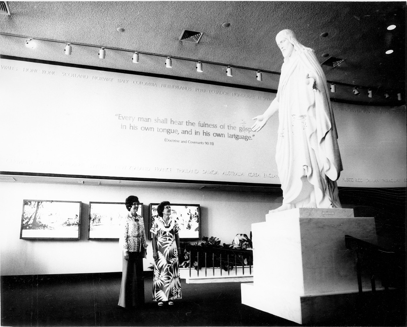 The 1979–80 expansion of the Hawaii Temple’s main visitors’ center included the addition of a Christus statue. Courtesy of BYU–Hawaii Archives.